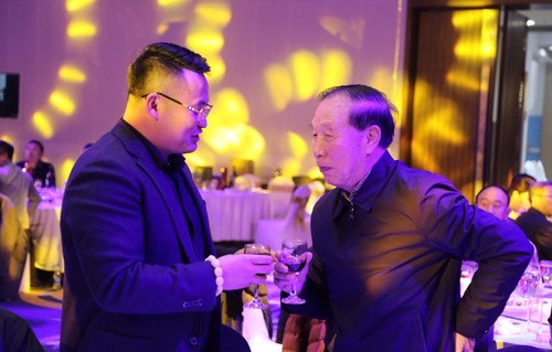 集团董事长安俊峰与原秦皇岛市委领导周卫东交谈