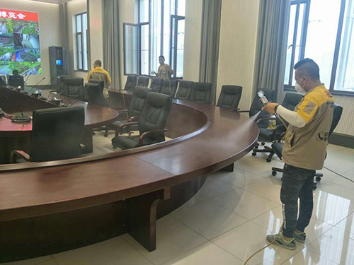 会场内部,乾港集团的施工师傅们正在进行除甲醛施工 会场内部,乾港集团的施工师傅们正在进行除甲醛施工