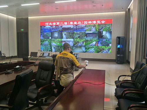 会场内部，乾港集团的施工师傅们正在进行除甲醛施工